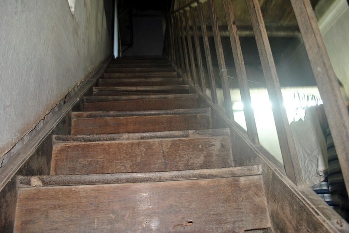 Cầu thang bằng gỗ lim vẫn rất chắc chắn sau bao năm thăng trầm